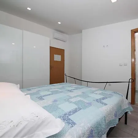 Nice Apartment In Makarska With House Sea View *