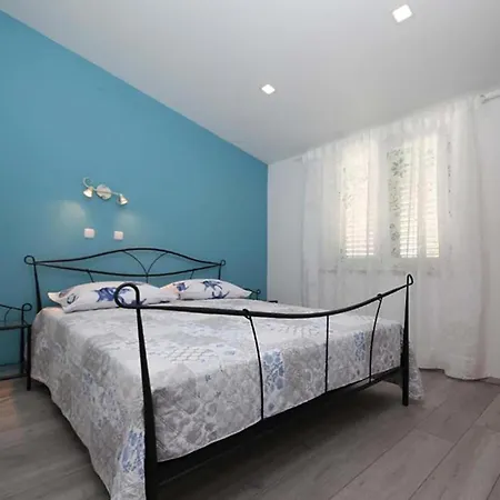 Appartement 3 Bedroom Beautiful In Makarska