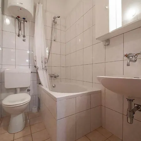 Nice Apartment In Makarska With House Sea View Apartman