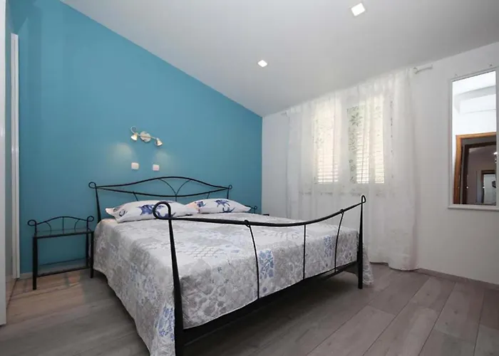 Apartment 3 Bedroom Cozy In Makarska