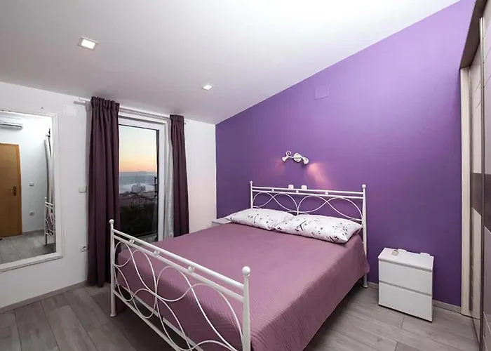 3 Bedroom Cozy In Apartment Makarska