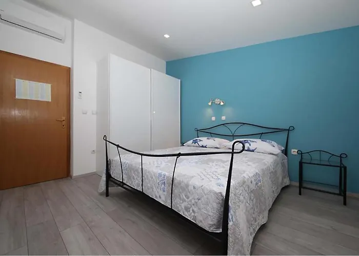 Apartment 3 Bedroom Cozy In Makarska