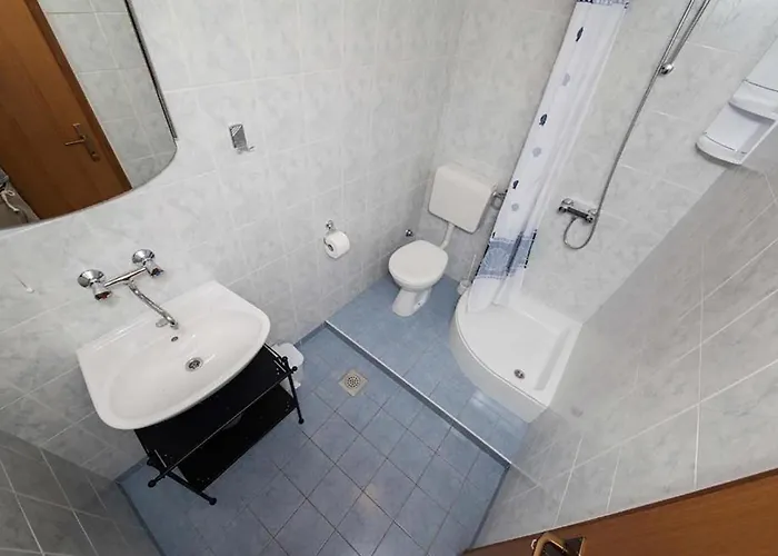 Apartment 3 Bedroom Cozy In Makarska